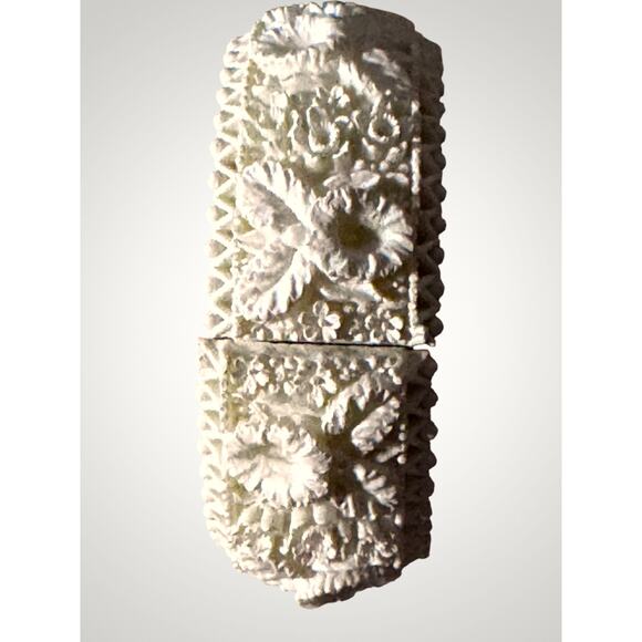 Vintage Floral Carved Hinged Bangle Bracelet Creamy White Celluloid / Faux Ivory - Picture 4 of 6